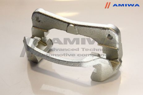 фото Amiwa 90-01-001 Скоба заднего тормозного суппорта Amiwa 90-01-001 Скоба заднего тормозного суппорта